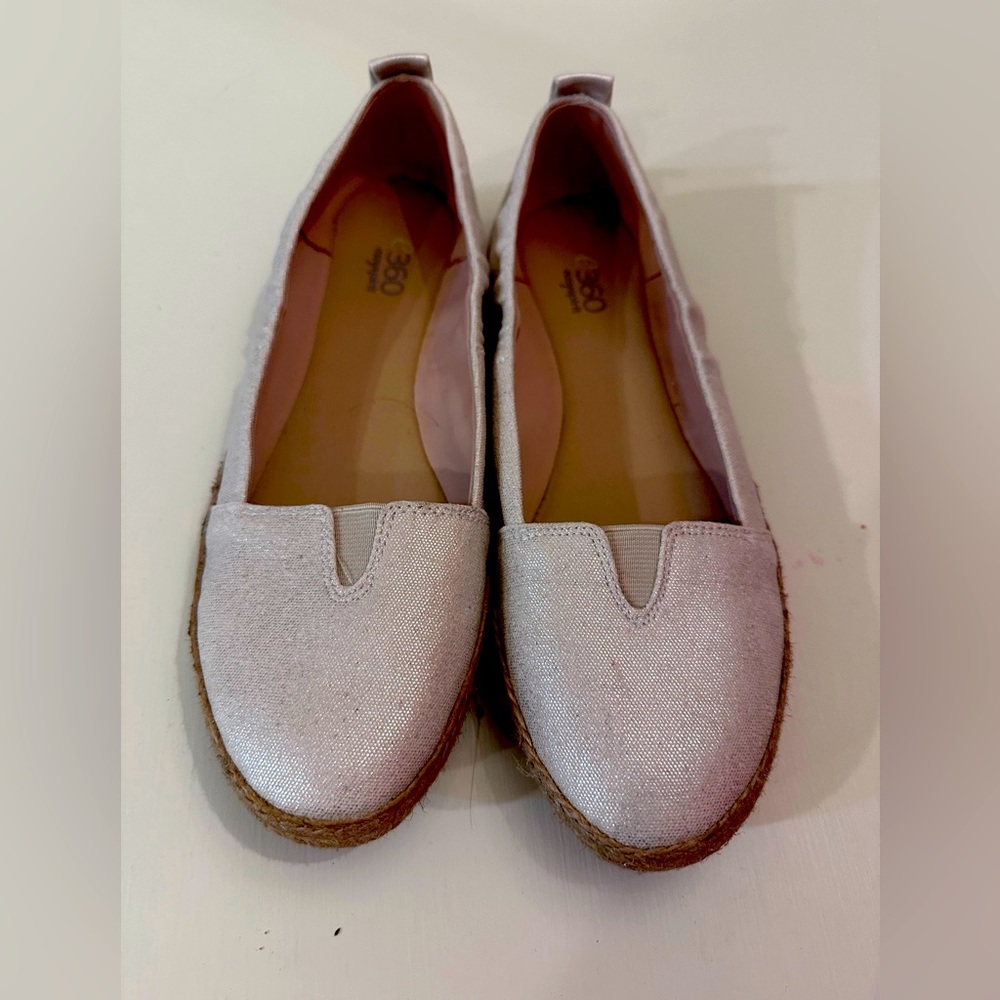 Creamy flat espadrilles. Easy spirit.